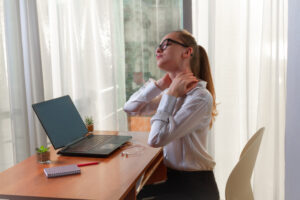 Home office puede ocasionar síndrome de ”text neck”: Centro de la Columna Vertebral