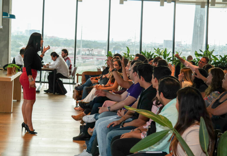 Un camino para la independencia económica de las mujeres, es el autoempleo.