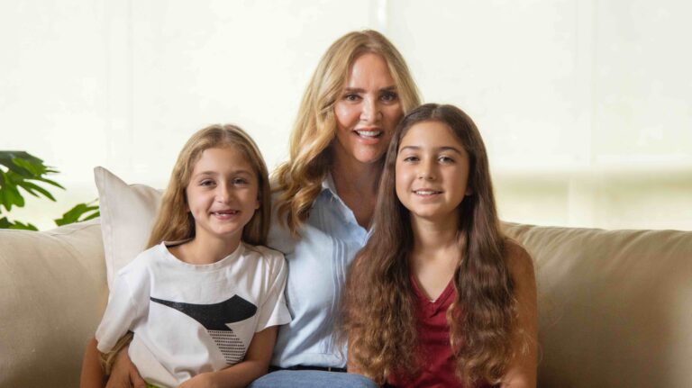 Angélica Fuentes posando con sus hijas