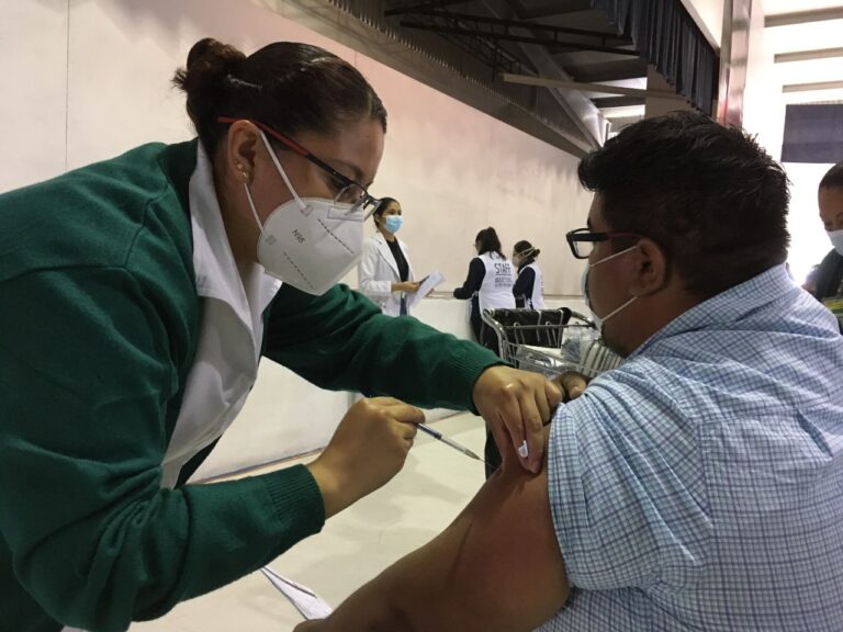 vacunacion-maestros-la-voz-de-queretaro