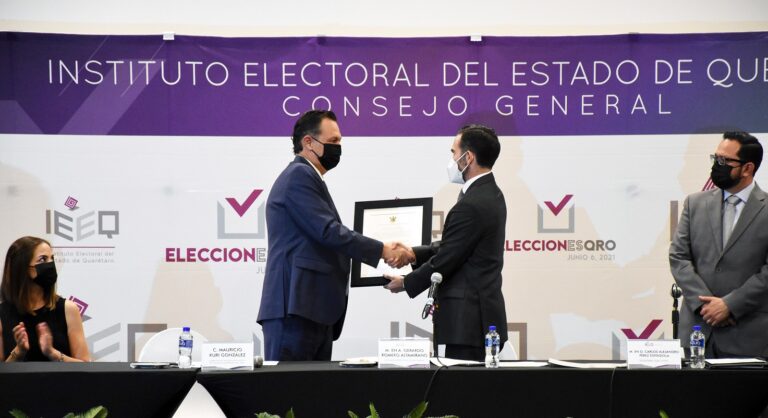 Mauricio Kuri recibe constancia