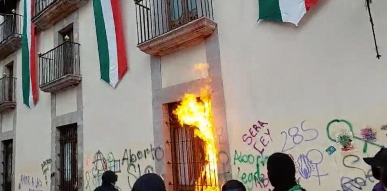 manifestacion-activistas-Querétaro-Palacio-de-gobierno-la-voz