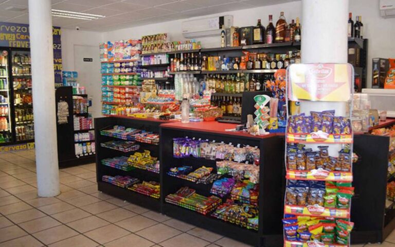 Vista desde el interior de una tienda de conveniencia con diseño de experiencia como el que explica Ricardo Vega Serrador