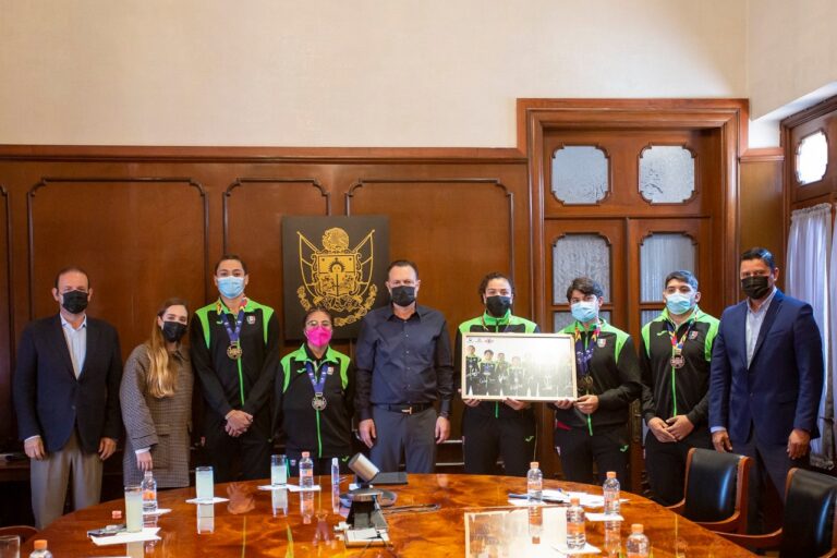 El gobernador de Querétaro, Mauricio Kuri en reunión con atletas queretanos que participaron en juegos juveniles en Colombia.