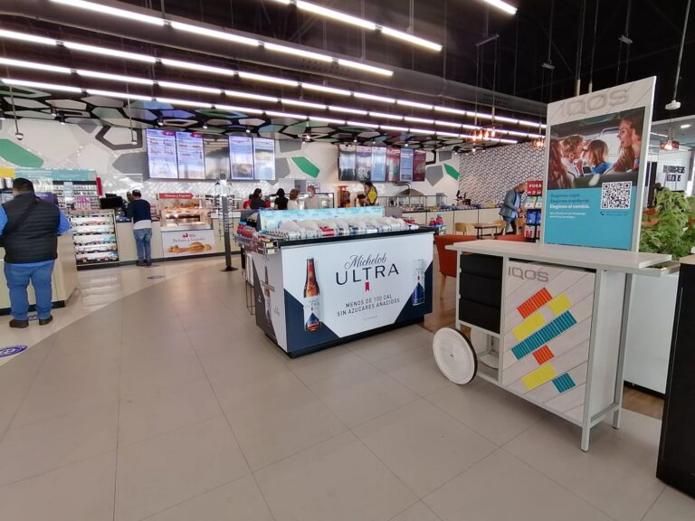 Interior de una tienda de conveniencia de las que habla Vega Serrador