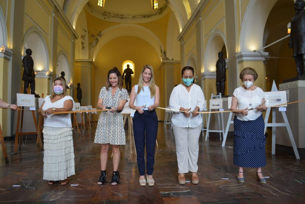 Durante la inauguración de la muestra Patricia Lobeira estuvo acompañada por la directora de Cultura del Puerto.