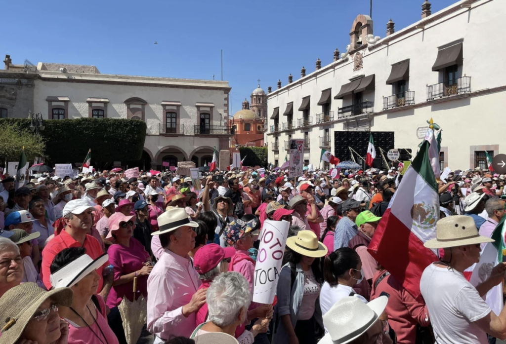 La marcha en defensa del INE congregó 10 mil personas en Querétaro.