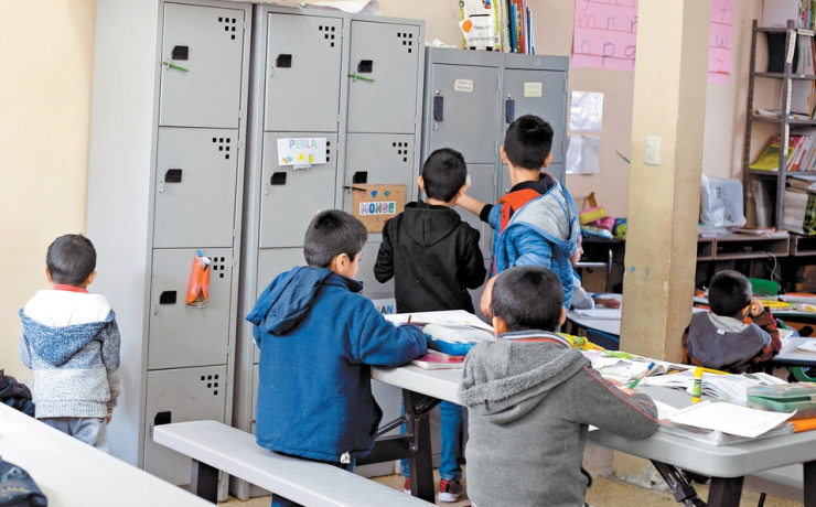 Adolescentes migrantes no acompañados frente a unos lockers Fundación Pablo Landsmanas de Corporativo Kosmos