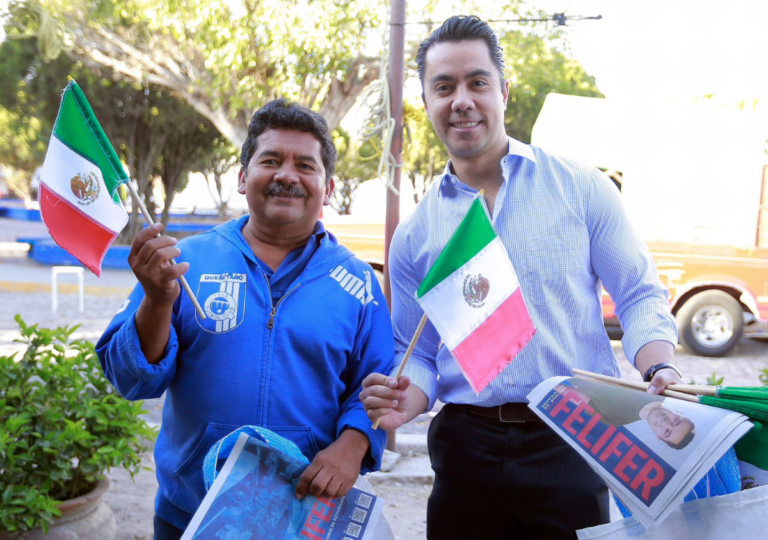 FeliFer Macías en recorrido para dar a conocer su informe.