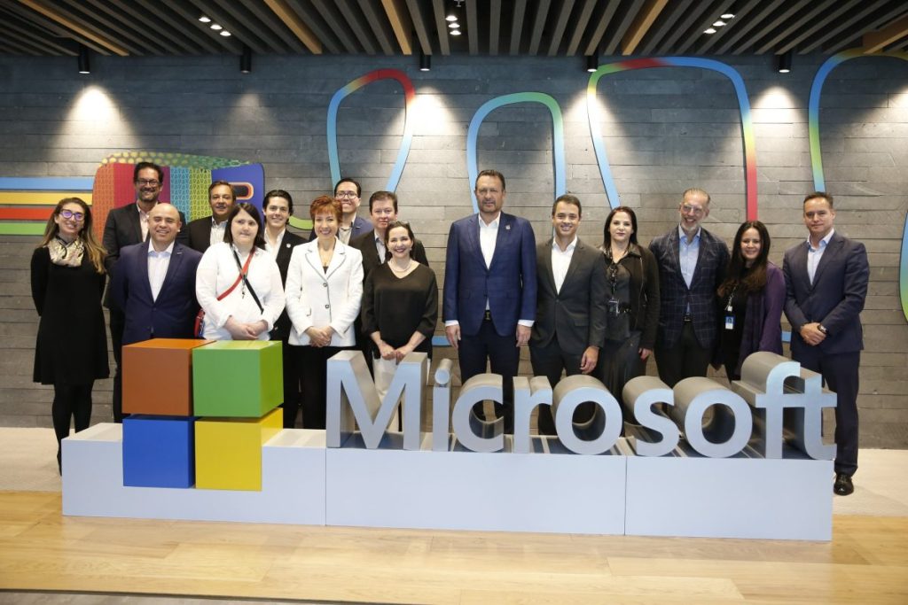 Mauricio Kuri de visita en las oficinas de Microsoft en Querétaro.