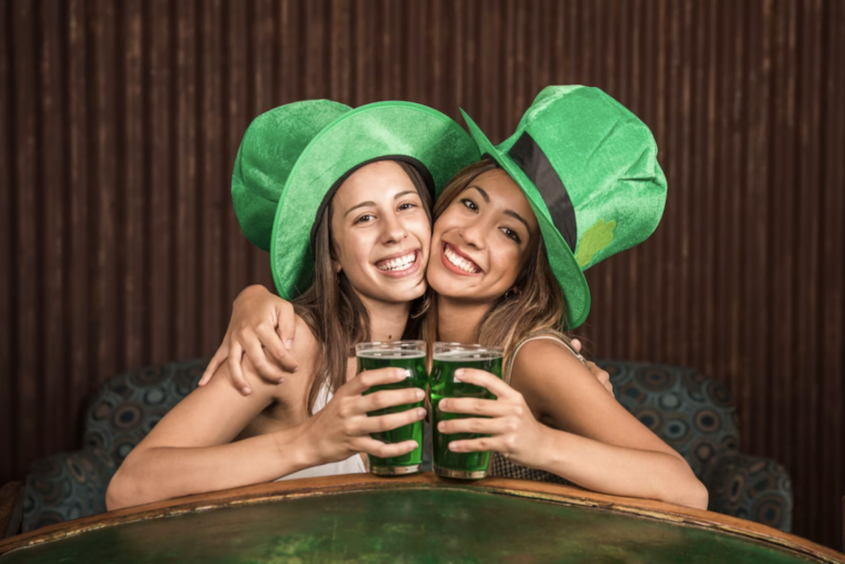 Beber y vestir de verde, tradiciones en el Día de San Patricio.