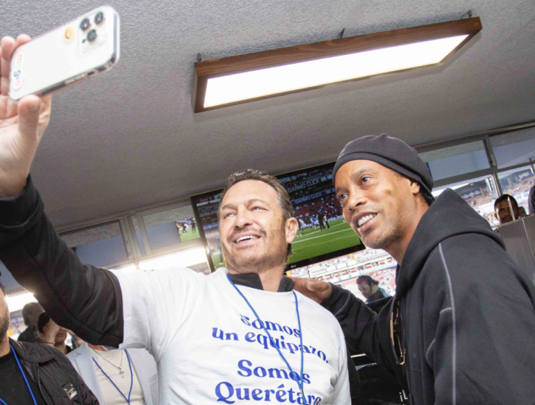 Ronaldinho acompañó al gobernador Kuri.