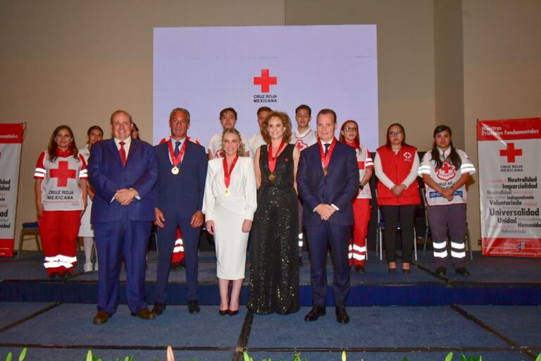 Olegario Vázquez Aldir es reconocido por su compromiso social por la Cruz Roja Mexicana