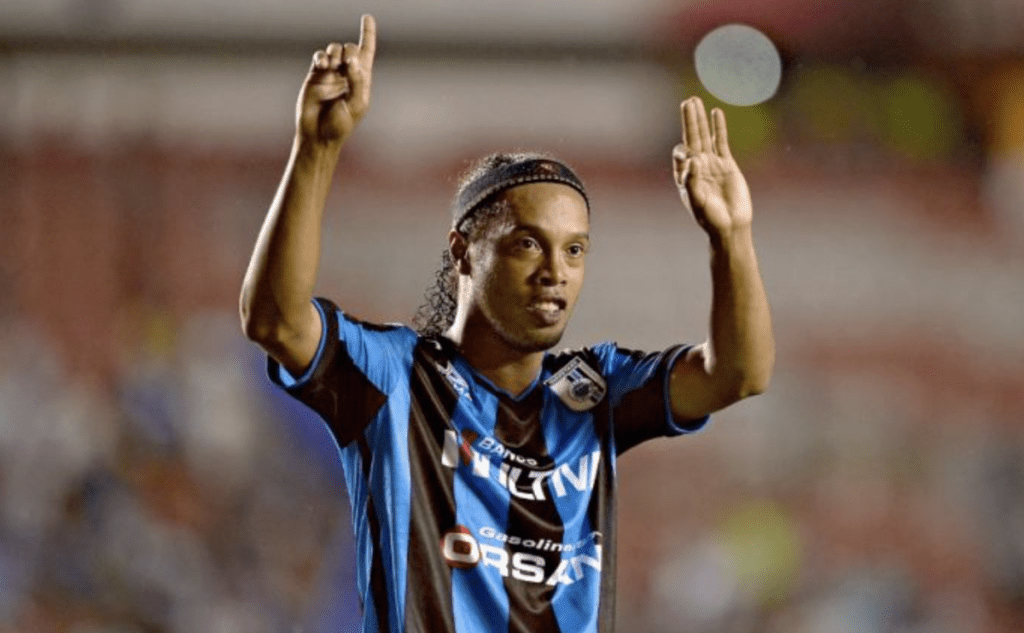 Entre 2014 y 2015, Ronaldinho jugó para el Querétaro.