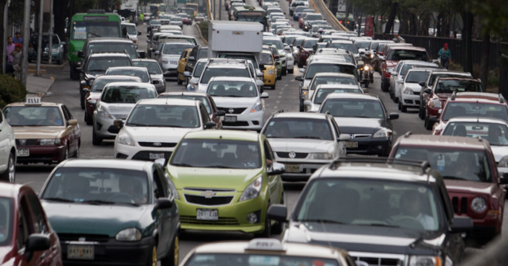 Ver un auto tras otro formando un interminable tráfico, es el pan de todos los días en Querétaro.