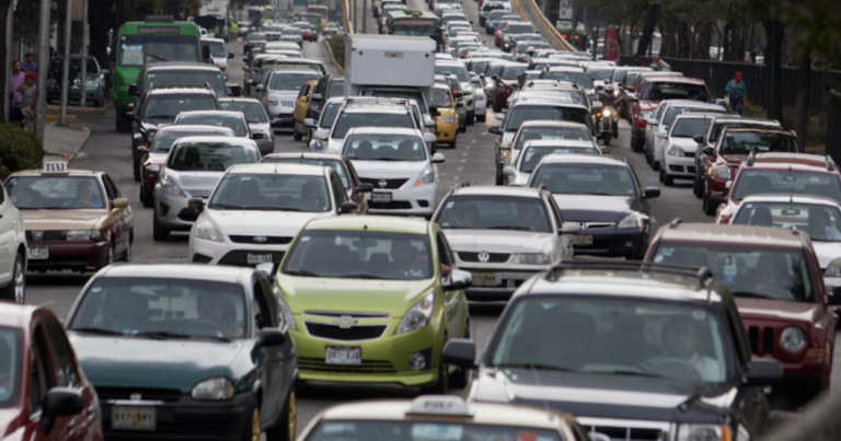 Ver un auto tras otro formando un interminable tráfico, es el pan de todos los días en Querétaro.