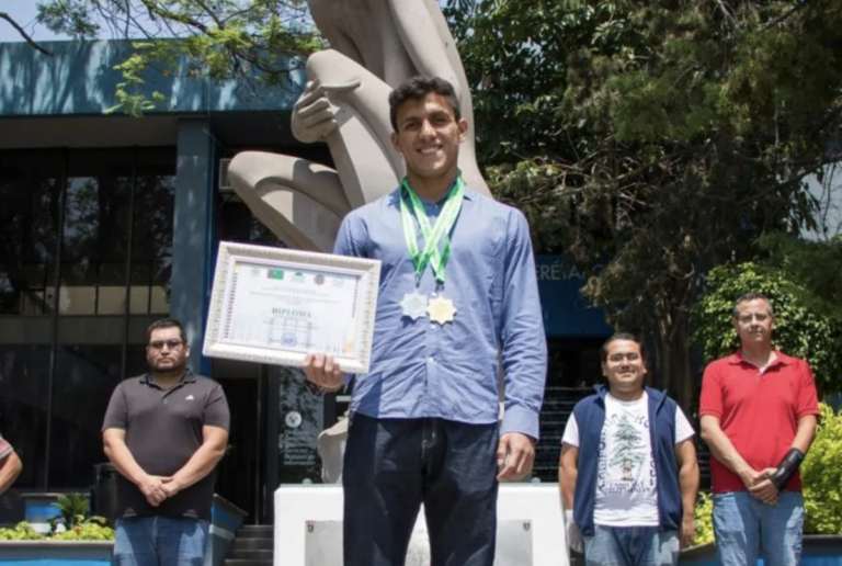 Ganador de dos preseas en matemáticas.