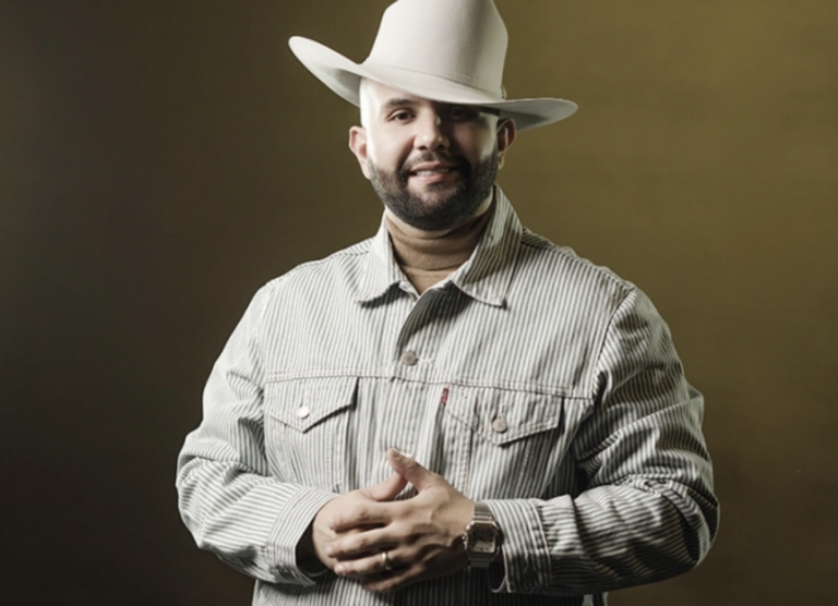 Carin León regresó a Querétaro para llevar a cabo la presentación que quedó a deber.