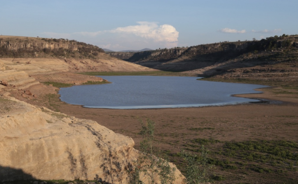 Se secan presas de Querétaro, calor abona a la situación.