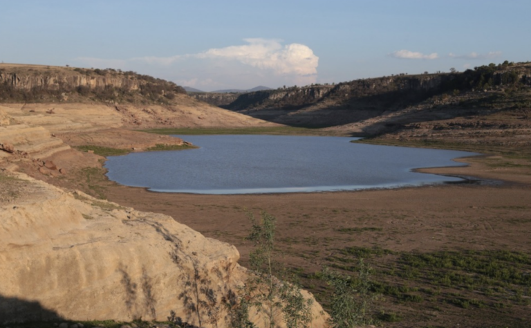 Se secan presas de Querétaro, calor abona a la situación.