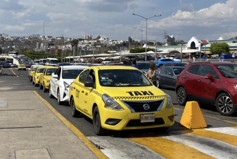 Los partidos políticos PAN, QI y PRI presentan iniciativa para adherir a taxis de Querétaro a plataformas digitales.
