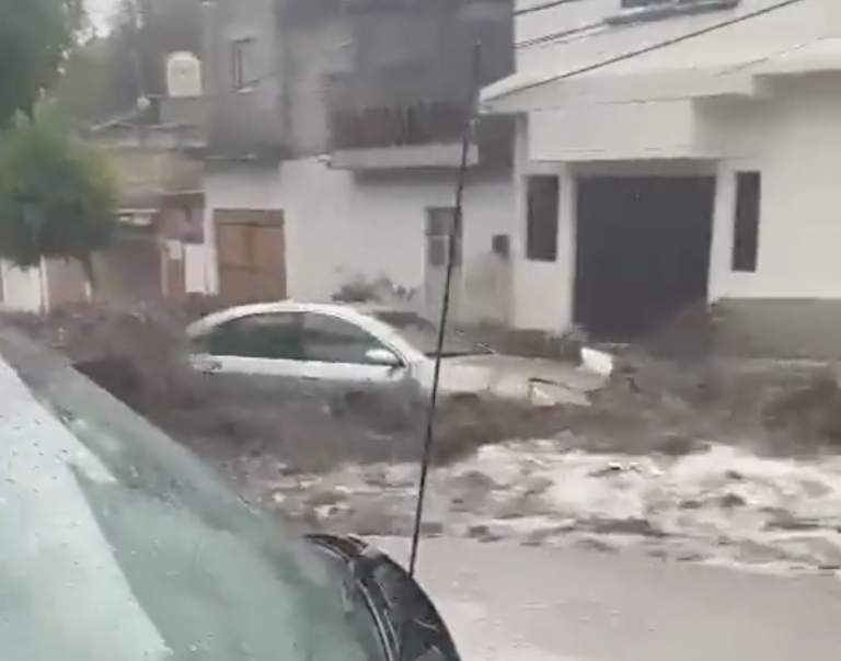 Las imágenes donde se aprecia a los autos siendo arrastrados por las corrientes que dejaron las fuertes lluvias, fueron compartidas por internautas.