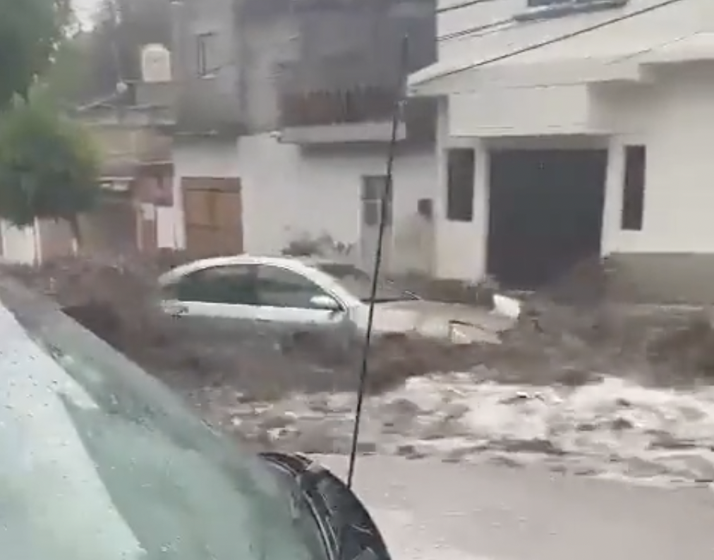 Las imágenes donde se aprecia a los autos siendo arrastrados por las corrientes que dejaron las fuertes lluvias, fueron compartidas por internautas.