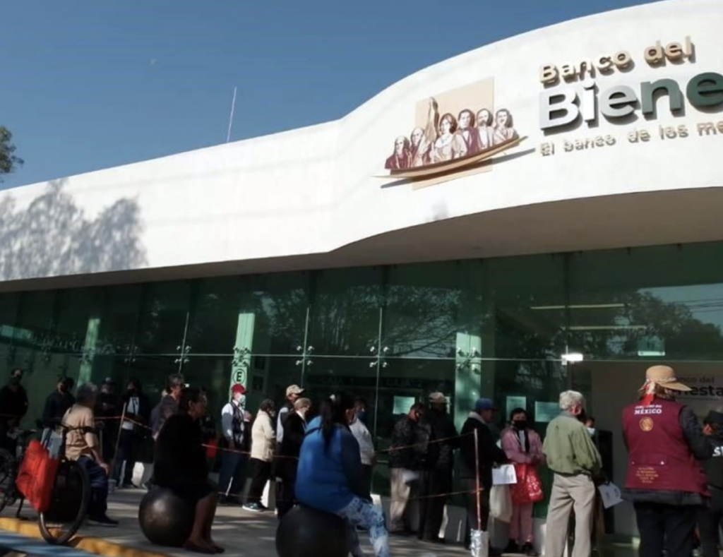 Largas filas se registraron en sucursales del Banco del Bienestar en Querétaro.