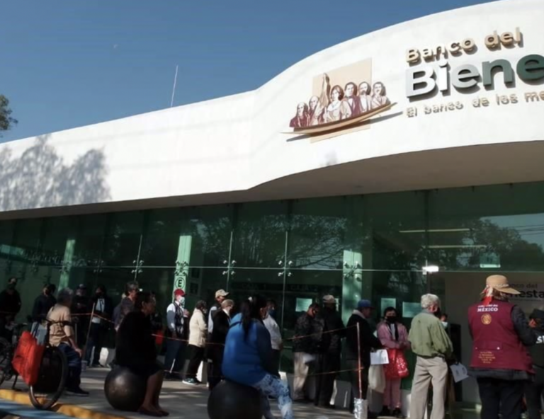 Largas filas se registraron en sucursales del Banco del Bienestar en Querétaro.