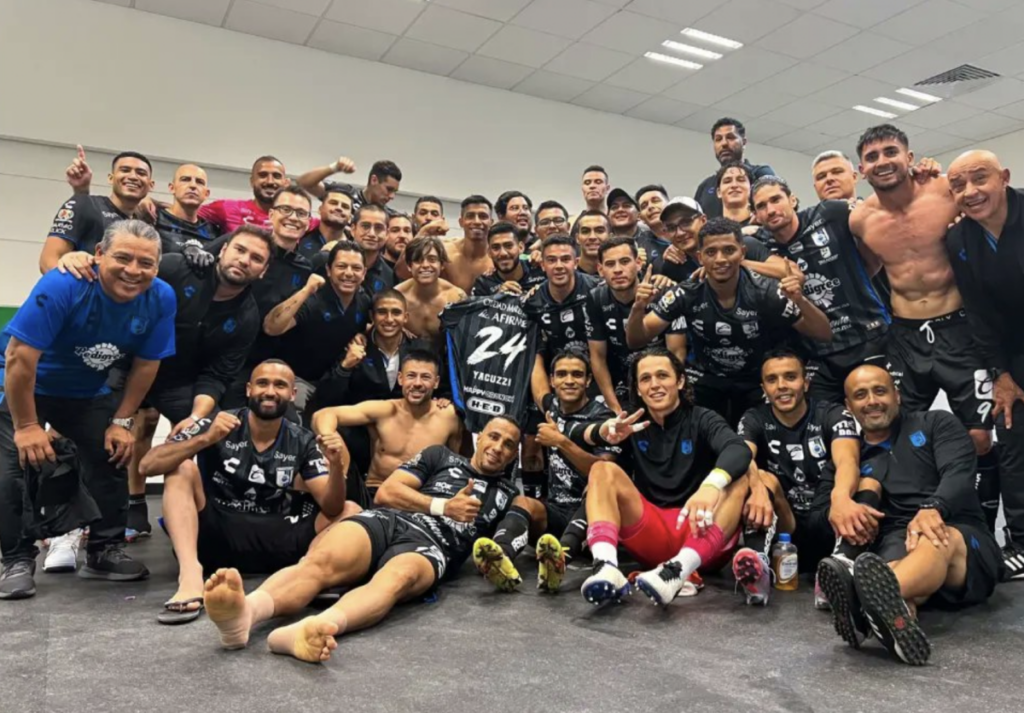 La directiva de los Gallos Blancos tendría aún tres años para vender al equipo.