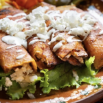 Uno de los platillos más reconocidos de la gastronomía local son las enchiladas queretanas.