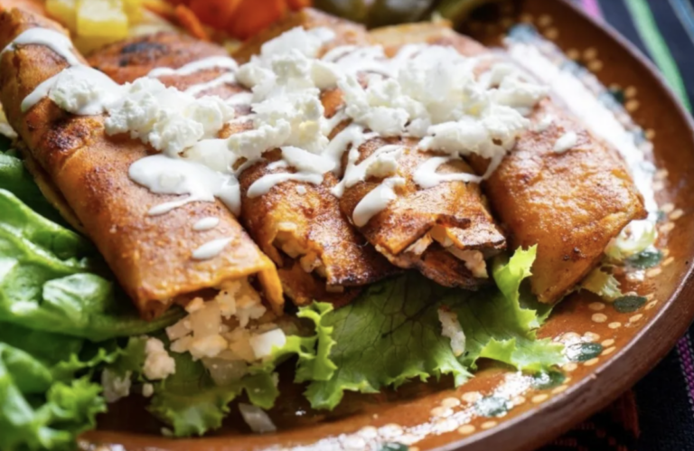 Uno de los platillos más reconocidos de la gastronomía local son las enchiladas queretanas.