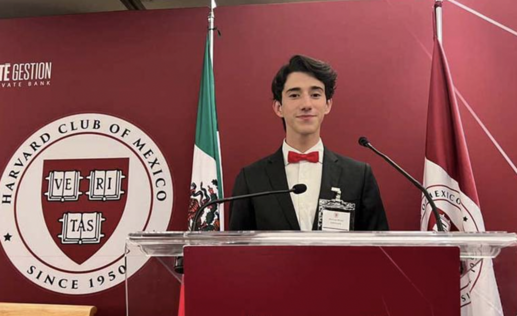 Un grupo de 20 estudiantes destacados de preparatoria, entre ellos Mariano Moad, compitieron por el galardón del Club Harvard de México.