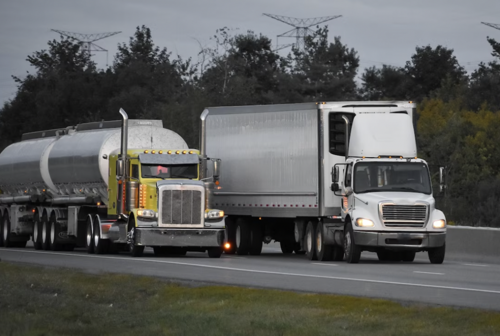 Regularán la velocidad de los tráileres en la carretera México–Querétaro.