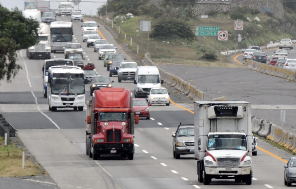 Tendría la Carretera 57 un carril más para el transporte pesado.
