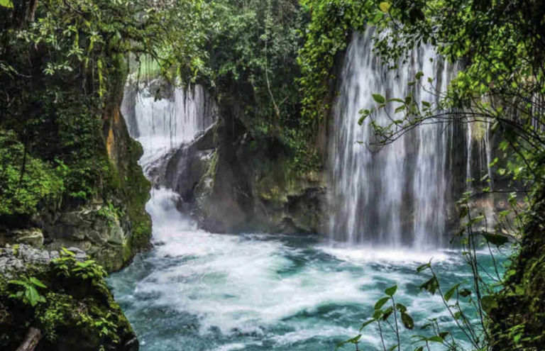 Al llegar a la comunidad de Maravillas, hay que bajar por una empinada calle hasta la zona.
