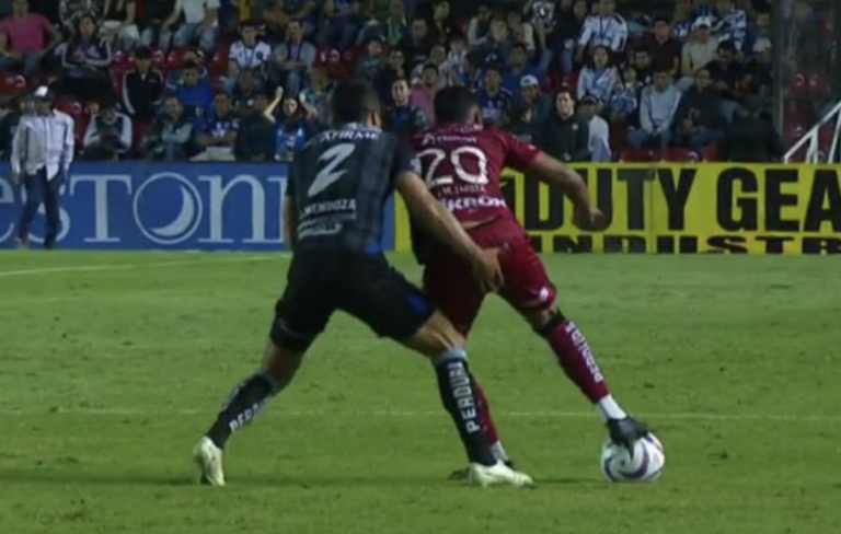Omar Mendoza, jugador de Gallos Blancos, fue expulsado por tocarle los glúteos a un jugador del Atlas.