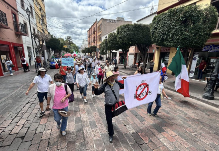 Los ciudadanos queretanos, entre ellos padres de familia, se manifestaron en contra del contenido de los libros de texto de la SEP.