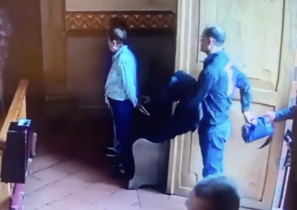 Momento en que la pareja sustrae el bolso.