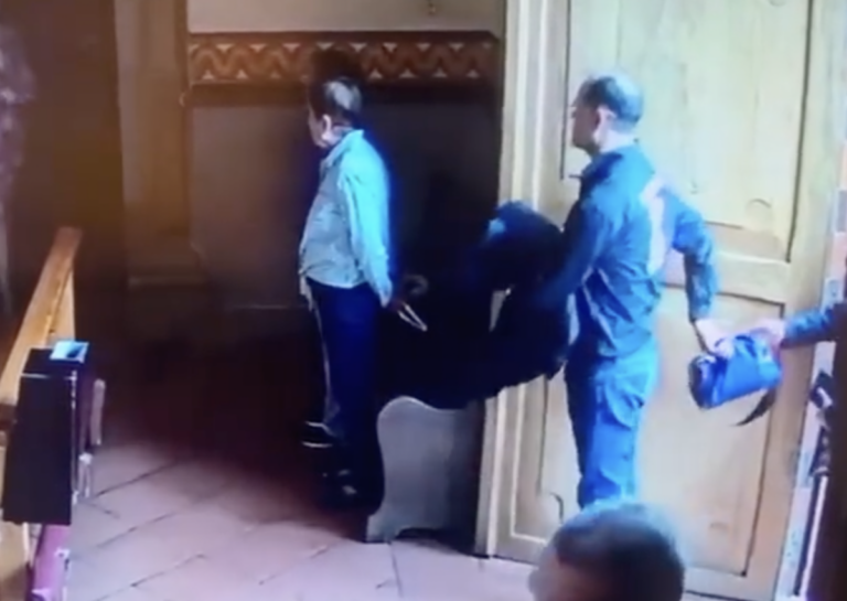 Momento en que la pareja sustrae el bolso.