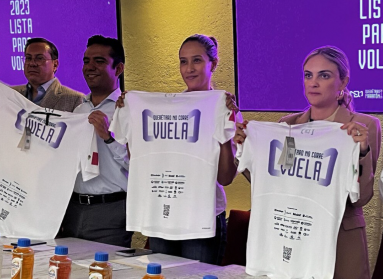 Iridia Salazar, directora del INDEREQ presidió el evento de presentación de las playeras para el Querétaro Maratón 2023, en compañía de autoridades municipales de la capital del estado.