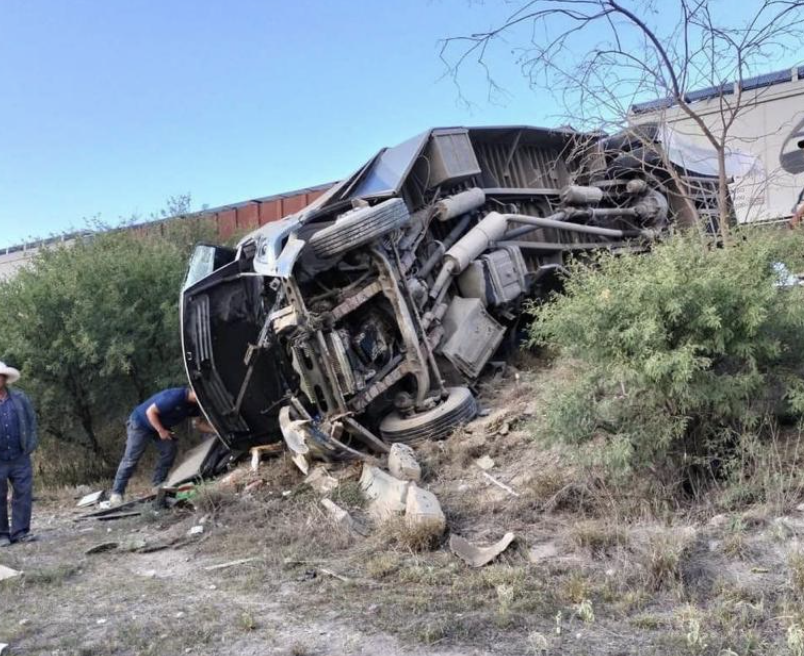 Tren embiste autobús en Querétaro; al menos 5 muertos y 11 heridos.