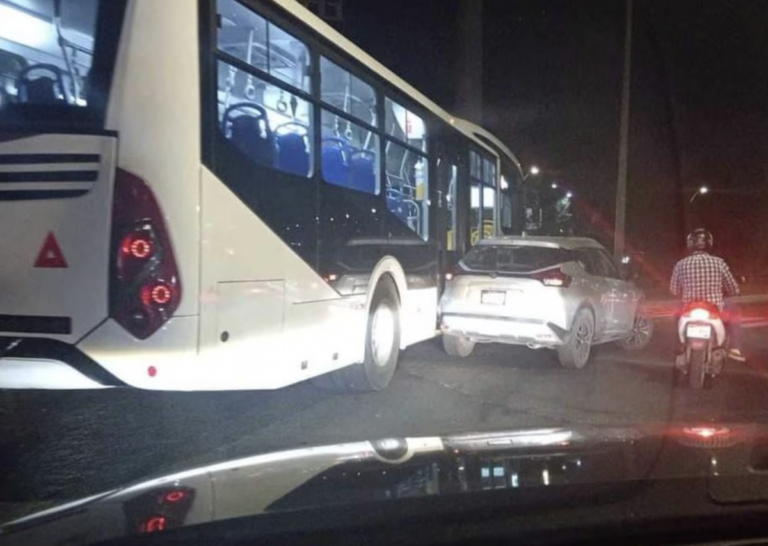 Ni 24 horas pasaron y una unidad del Qrobús se vio envuelta en un accidente vial.