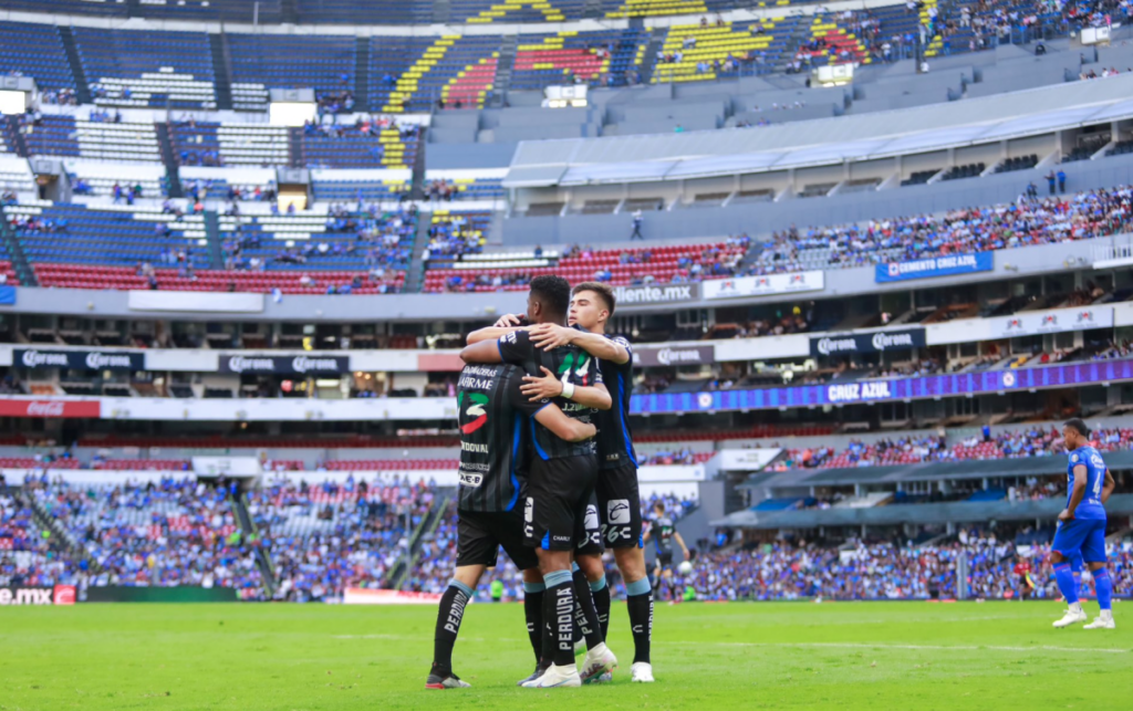 El Cruz Azul no pudo con los Gallos Blancos.