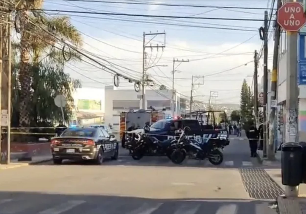 Hubo desalojo preventivo en plazas comerciales debido a una alerta de posible artefacto explosivo en Querétaro.