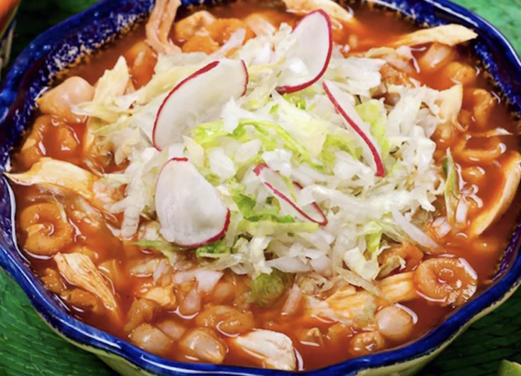 Pozole rojo, delicioso platillo mexicano.