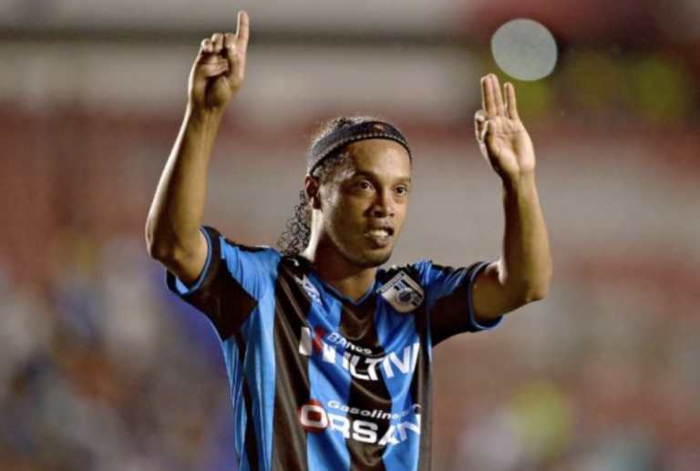 En su paso por los Gallos Blancos, Ronaldinho hizo ocho goles.