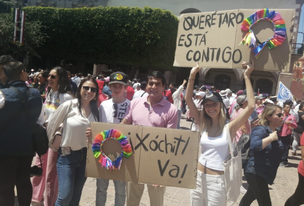 Cientos de simpatizantes se reunieron para festejar la entrega de constancia como coordinadora del Frente Amplio por México a Xóchitl Gálvez.