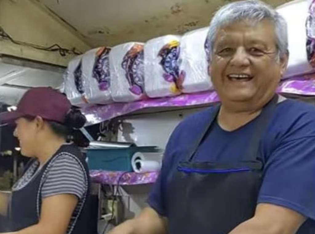 El taquero "idéntico" a AMLO se llama Justo Rodríguez González.