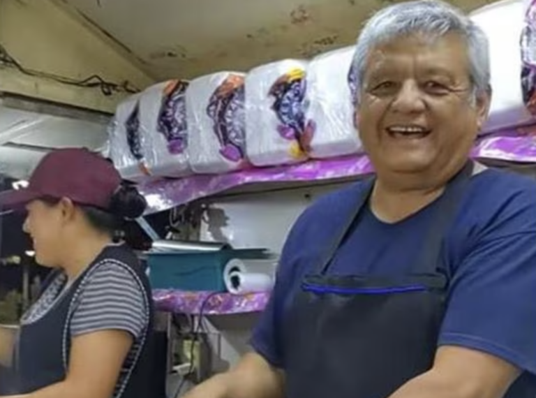 El taquero "idéntico" a AMLO se llama Justo Rodríguez González.